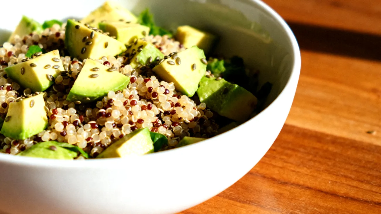 Insalata di quinoa con semi di canapa e avocado"