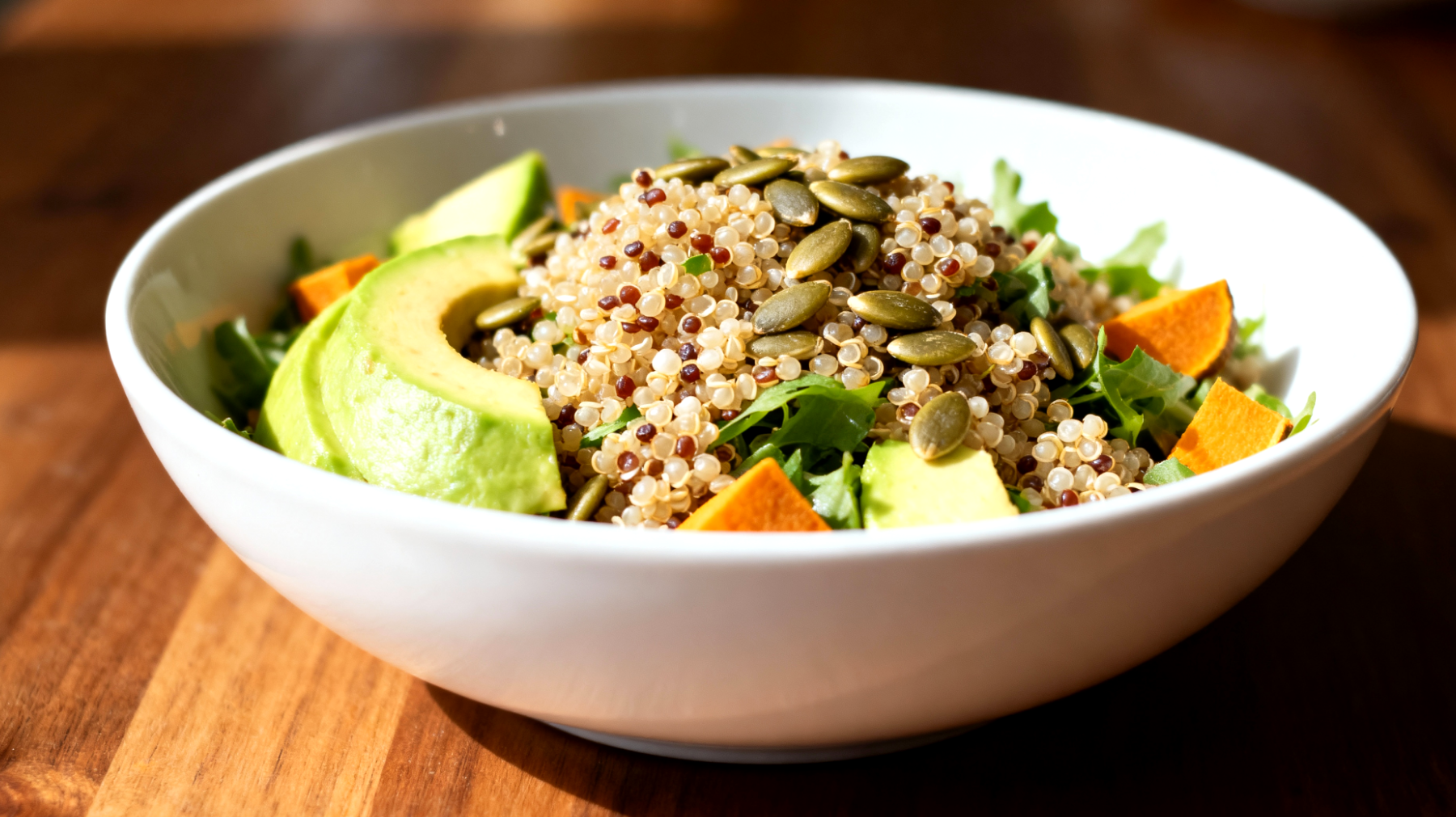 Insalata di quinoa con semi di zucca e avocado"