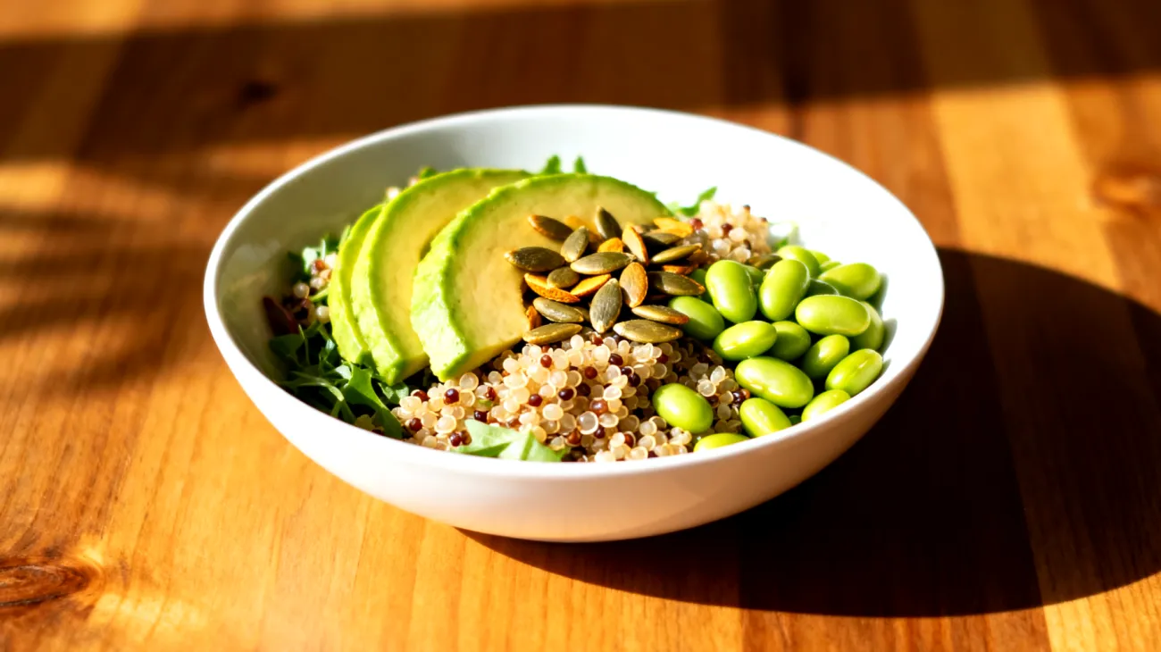 Insalata di quinoa con semi di zucca, avocado e edamame"