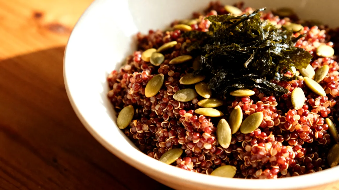 Insalata di quinoa rossa con semi di zucca e alghe wakame"