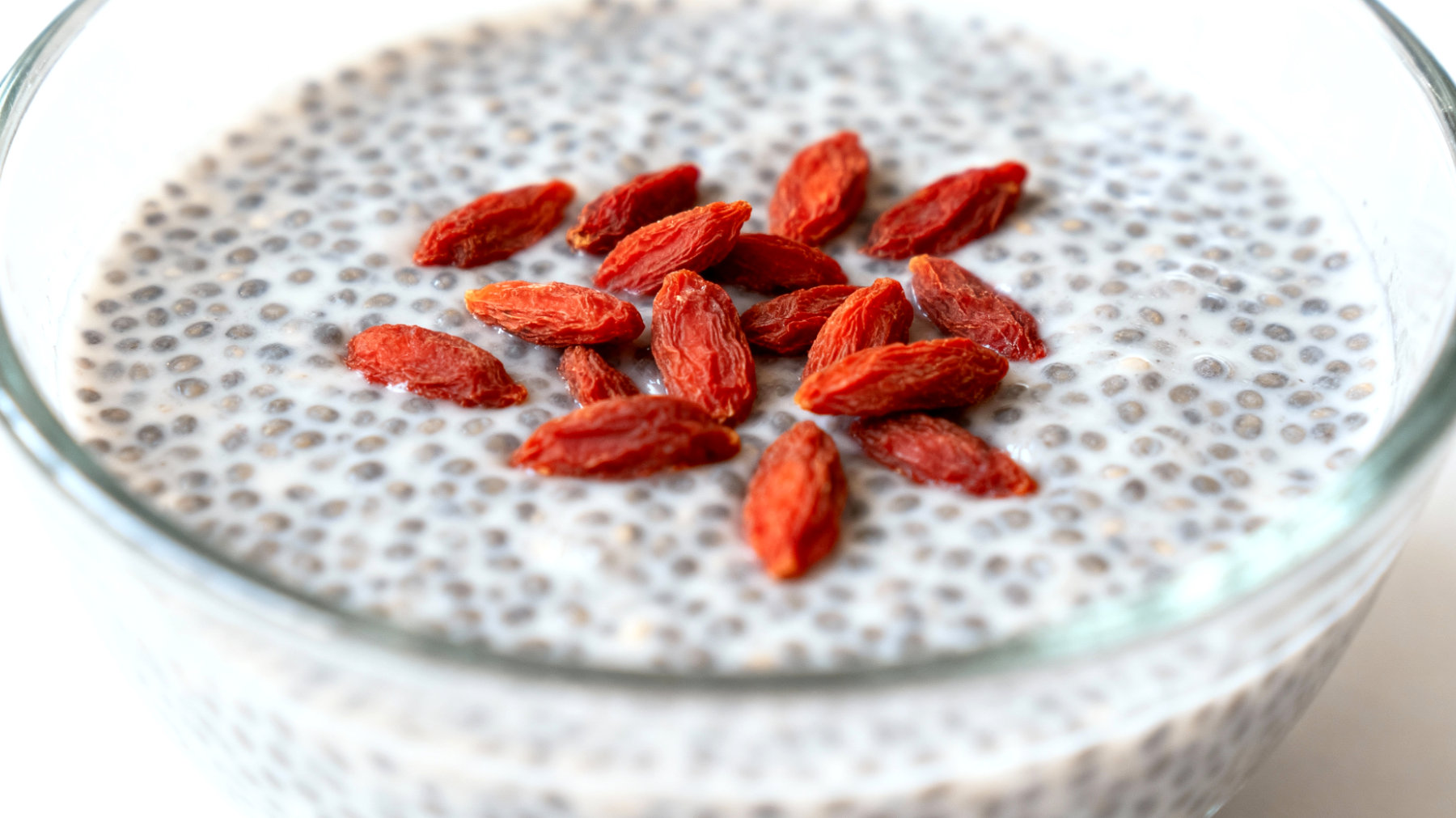 Pudding di semi di chia con latte di canapa e bacche di goji"